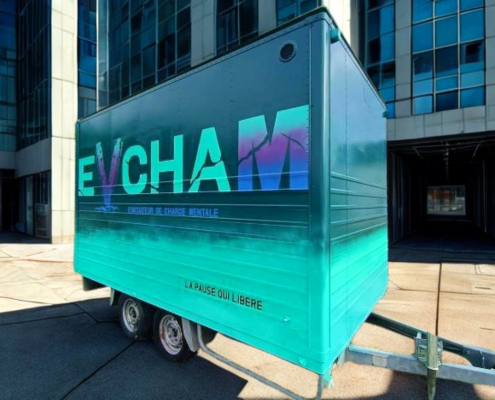 Remorque EVCHAM, espace mobile de décompression et d’évacuation de la charge mentale, installée sur le Parc des Vallées à Saran.