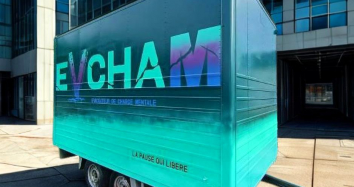 Remorque EVCHAM, espace mobile de décompression et d’évacuation de la charge mentale, installée sur le Parc des Vallées à Saran.